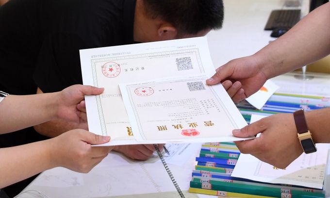 營(yíng)業(yè)執(zhí)照網(wǎng)上通過了怎么領(lǐng)取(領(lǐng)取營(yíng)業(yè)執(zhí)照需要帶什么)